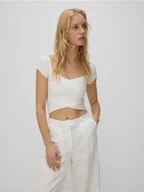 Bluzki damskie - Reserved - Krótka bluzka z wiskozą - złamana biel - miniaturka - grafika 1