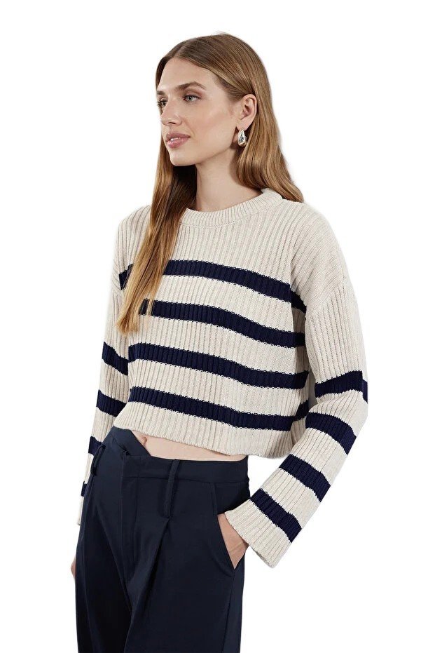 TRENDYOL KRÓTKI SWETER DAMSKI W PASKI Z OKRĄGŁYM DEKOLTEM M 5EA*