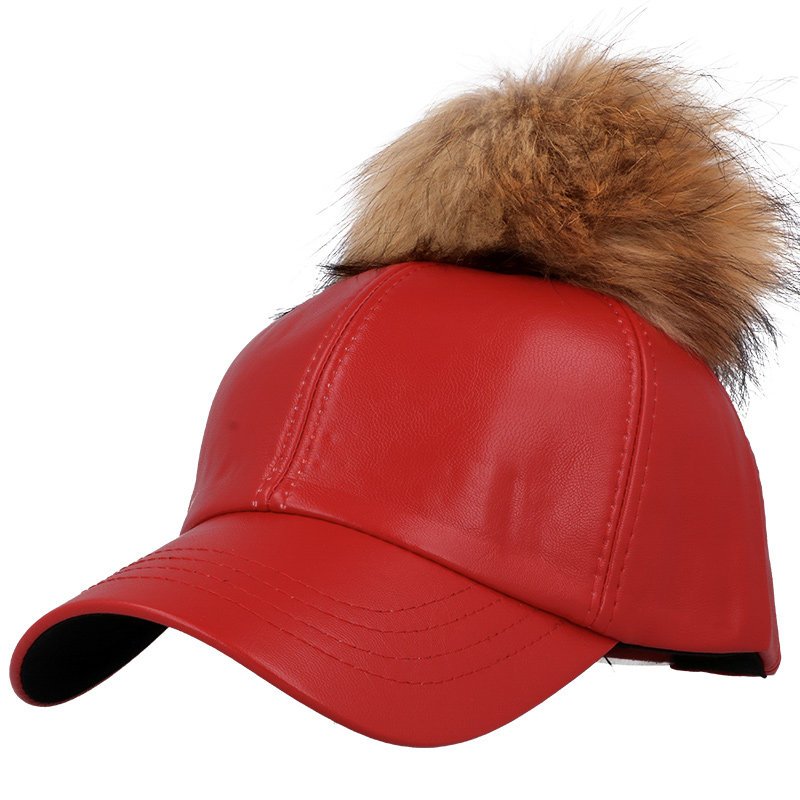 Czapka z daszkiem damska z pomponem jenot czerwona