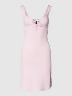 Sukienki - Sukienka mini z efektem prążkowaniem model ‘TEGAN’ - grafika 1