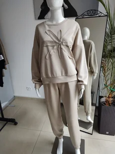 Masełkowy dres z kwiatkiem - beżowy One size - Dresy damskie - miniaturka - grafika 1
