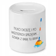 Skarbonki - SKARBONKA DLA MAMY MATKI TYLKO CHODZĘ I SPRZĄTAM z Nadrukiem ze Zdjęciem - miniaturka - grafika 1