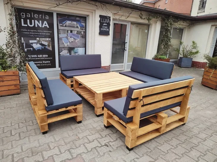drewniany komplet mebli ogrodowych na wzór palet