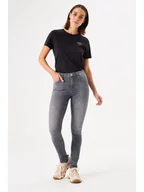 Spodenki damskie - Garcia Dżinsy "Celia" - Skinny fit - w kolorze szarym - miniaturka - grafika 1