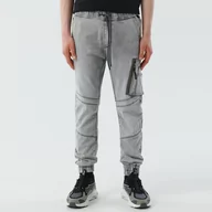 Spodnie męskie - Cropp - Szare jeansowe joggery cargo - Jasny szary - miniaturka - grafika 1