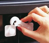 Zabezpieczenia dla dzieci - Dream Baby Przyssawka/Zatrzask zabezpieczający gabloty PCR118P PCR118P - miniaturka - grafika 1