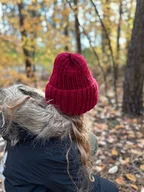 Czapki damskie - Gruba wełniana czapka oversize z bardzo szerokim wywinięciem - bordowy - miniaturka - grafika 1