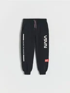 Spodnie i spodenki dla chłopców - Reserved - Spodnie jogger NASA - czarny - miniaturka - grafika 1