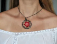 Naszyjniki - Suszone kwiaty w szklanym naszyjniku - miniaturka - grafika 1