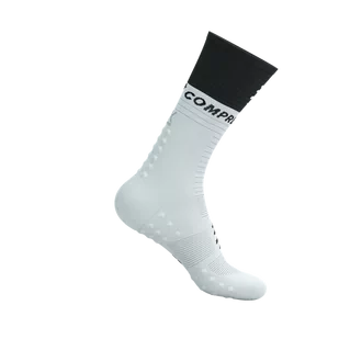 COMPRESSPORT Skarpetki kompresyjne do biegania MID COMPRESSION SOCKS V2.0 white/black - Skarpetki sportowe męskie - miniaturka - grafika 4