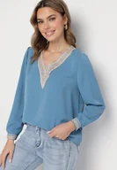 Bluzki damskie - Niebieska Bluzka w Rustykalnym Stylu z Koronką i Dekoltem w Serek Gonlira - miniaturka - grafika 1