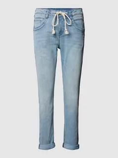 Spodnie damskie - Jeansy o kroju tapered fit z 5 kieszeniami - grafika 1