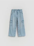 Spodnie i spodenki dla dziewczynek - Reserved - Jeansy wide leg z kieszeniami cargo - niebieski - miniaturka - grafika 1