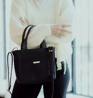 Torebki damskie - Kuferek listonoszka z wodoodpornego nubuku w kolorze czarnym - miniaturka - grafika 1