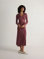 Sukienki - Reserved - Kopertowa sukienka midi z wiskozy - brudny róż - miniaturka - grafika 1