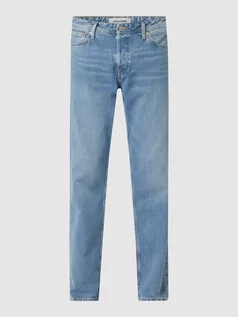Spodnie męskie - Jeansy o luźnym kroju z bawełny model ‘Chris’ - grafika 1