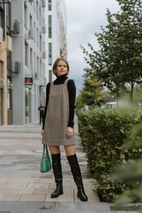 Beżowa sukienka trapezowa o długości mini brązowego koloru - Sukienki - miniaturka - grafika 1