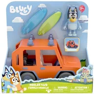 Figurki dla dzieci - Bluey Bluey Heeler Family 4WD zestaw do zabawy pojazdu: Oficjalny samochód kolekcjonerski, w tym 2,5 cala bandyta przegubowa figurka akcji, bagażnik na deskę surfingową, 2 deski surfingowe i zestaw naklejek 13018 - miniaturka - grafika 1