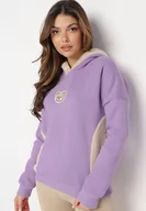 Bluzy damskie - Jasnofioletowa Bawełniana Bluza z Kapturem z Polarem i Naszywką Misia Hestada - miniaturka - grafika 1