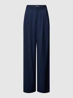 Spodnie damskie - Spodnie materiałowe z szeroką nogawką ze wzorem w cienkie prążki - grafika 1
