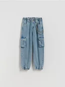 Spodnie i spodenki dla dziewczynek - Reserved - Jeansy cargo z łańcuchem - niebieski - miniaturka - grafika 1