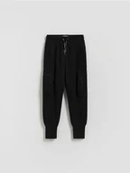 Spodnie i spodenki dla chłopców - Reserved - Joggery cargo z kieszeniami - czarny - miniaturka - grafika 1