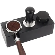 Akcesoria i części do ekspresów do kawy - Ezebesta Stacja z tamperem do kawy, antypoślizgowy stojak do wyciskania, do espresso, czarny, solidny uchwyt do filtrów, tamper i dystrybutor - miniaturka - grafika 1
