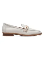 Kapcie damskie - Clarks Skórzane slippersy "Sarafyna Iris" w kolorze białym - miniaturka - grafika 1