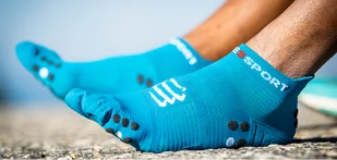 COMPRESSPORT Skarpetki do biegania krótkie ProRacing Socks V4 mosaic blue/magent - Skarpetki sportowe męskie - miniaturka - grafika 3