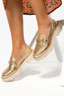 Mokasyny damskie - Złote mokasyny damskie błyszczące z ozdobą na bieżnikowanej platformie Casu M24X6-G-NO - miniaturka - grafika 1