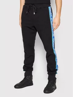 Spodnie sportowe męskie - Versace Jeans Couture Spodnie dresowe Tape Logo 72GAA3B6 Czarny Regular Fit - grafika 1