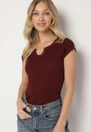 Koszulki i topy damskie - Bordowy T-shirt o Dopasowanym Kroju z Wycięciem i Guzikami przy Dekolcie Ballirea - miniaturka - grafika 1