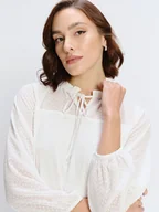 Bluzki damskie - Elegancka biała bluzka na stójce - miniaturka - grafika 1