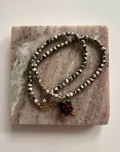 Handmade naszyjnik z jaspisem dalmatyńskim i szklaną malinką - Naszyjniki - miniaturka - grafika 1