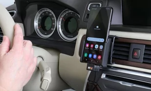 Brodit Uchwyt do Samsung Galaxy S22 z wbudowanym kablem USB oraz ładowarką samochodową - Uchwyty samochodowe do telefonów - miniaturka - grafika 3
