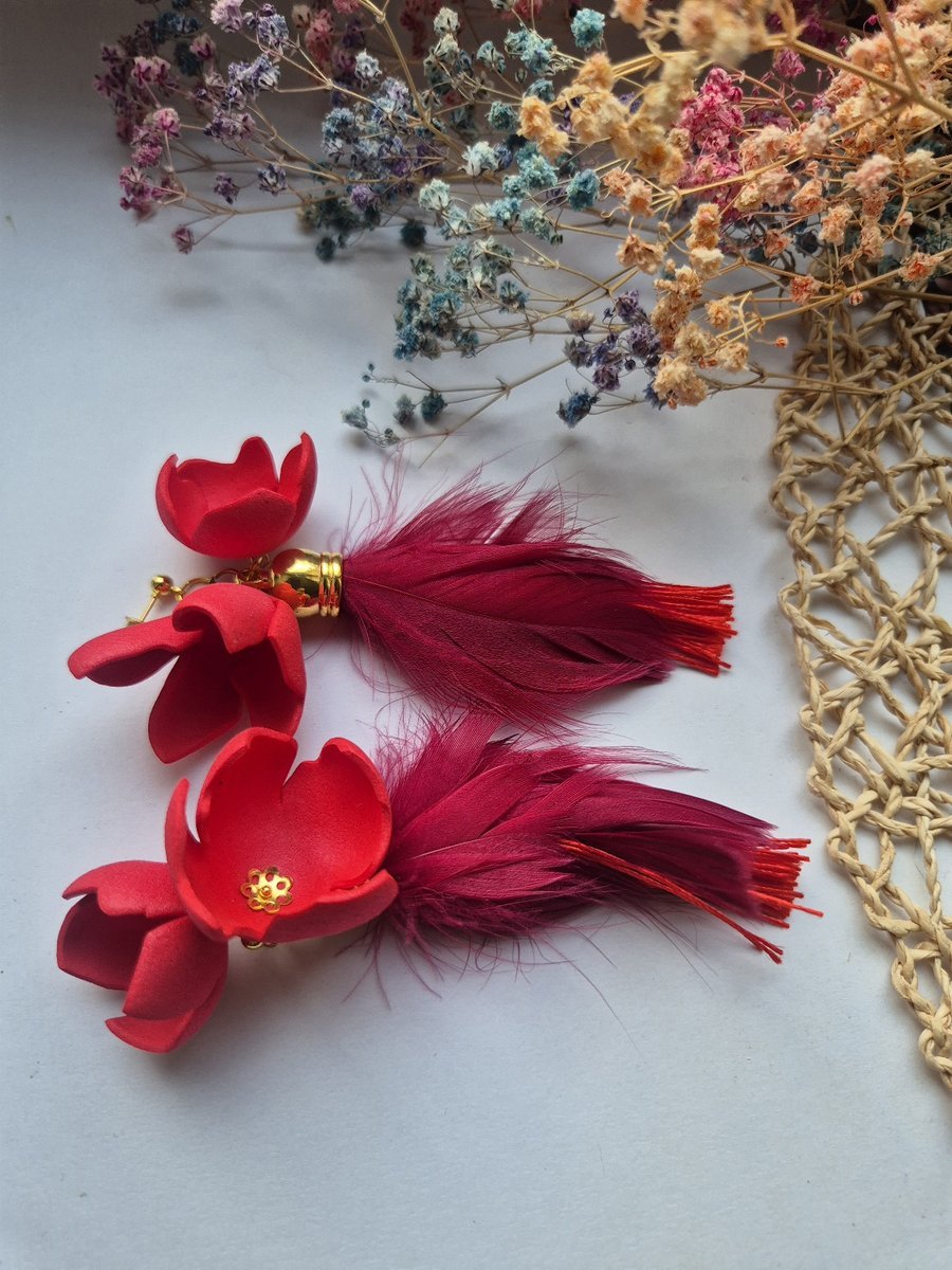 Kolczyki czerwone kwiaty i pióra