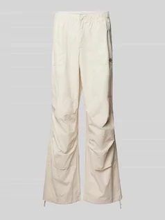 Spodnie damskie - Spodnie materiałowe o luźnym kroju z elastycznym pasem - grafika 1