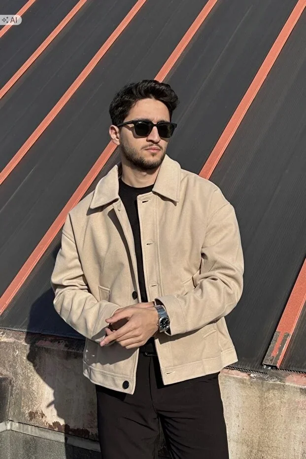 BEŻOWA ZAMSZOWA KURTKA MĘSKA Z KLASYCZNYM KOŁNIERZEM S 5IA