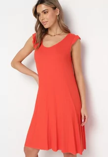 Sukienki - Pomarańczowa Wiskozowa Sukienka z Prążkowanego Materiału z Falbanką przy Ramieniu Berengaria - grafika 1