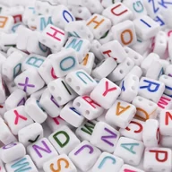 Dekoratorstwo - Koraliki białe kwadraty akrylowe litery DIY 100szt - miniaturka - grafika 1