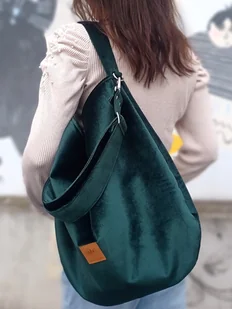 Torba hobo z wodoodpornego weluru Butelkowa Zieleń - Torebki damskie Torba hobo z wodoodpornego weluru Butelkowa Zieleń - Torebki damskie - miniaturka - grafika 1