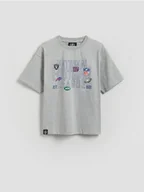 Koszulki dla chłopców - Reserved - T-shirt NFL - jasnoszary - miniaturka - grafika 1