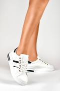 Sneakersy damskie - Klasyczne czarno-białe sneakersy damskie - miniaturka - grafika 1