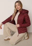 Kurtki damskie - Bordowa Klasyczna Kurtka Przejściowa z Pikowaniem i Odpinanym Kapturem Pretiella - miniaturka - grafika 1