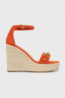 Sandały damskie - Guess sandały zamszowe WENDY damskie kolor pomarańczowy na koturnie - grafika 1