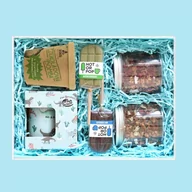 Zaparzacze i kawiarki - Zestaw prezentowy na wyjątkową okazję Box FOR BOYS. Herbata owocowa Cherry smile 120g, Jabłkowy szejk 170g, kubek z zaparzaczem w bajkowe dinozaury or - miniaturka - grafika 1