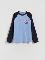 Bluzki dla chłopców - Reserved - Bawełniany longsleeve z nadrukiem - granatowy - miniaturka - grafika 1