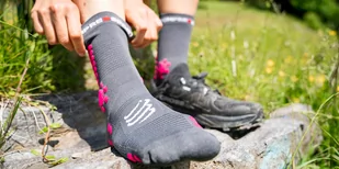 COMPRESSPORT Skarpetki do biegania trailowe ProRacing Socks V4 Trail magent/magenta - Skarpetki sportowe męskie - miniaturka - grafika 4