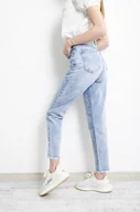 Spodnie damskie - SPODNIE JEANSOWE MOM FIT Z SZARPANIEM NA DOLE NOGAWKI - Olika - miniaturka - grafika 1
