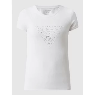 Koszulki i topy damskie - T-shirt z haftem angielskim - Guess - grafika 1